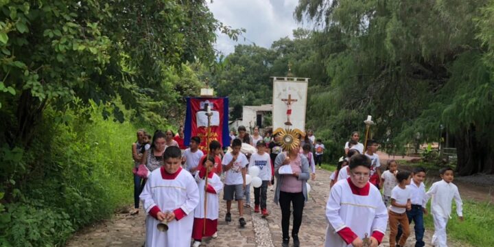 Procesión con el Santísimo en toda la Parroquia de la Santa Cruz